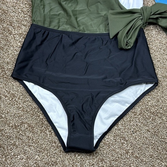 Cupshe Surplice Colorblock One Piece Swimsuit Women's Size Small NWT - Picture 3 of 8